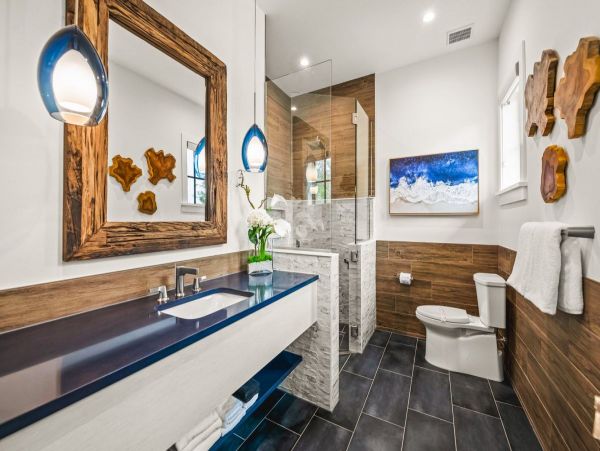 Lake View Six Bedroom Vacation Home in Siesta Key