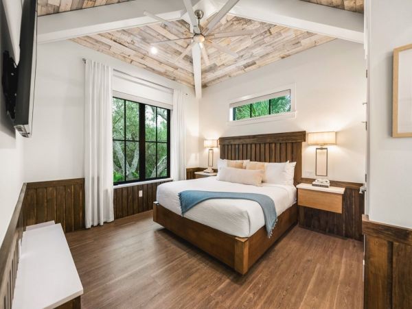 Lake View Six Bedroom Vacation Home in Siesta Key