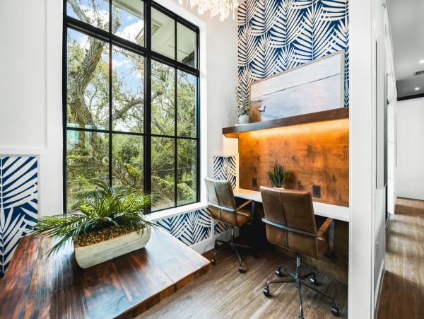 Lake View Six Bedroom Vacation Home in Siesta Key