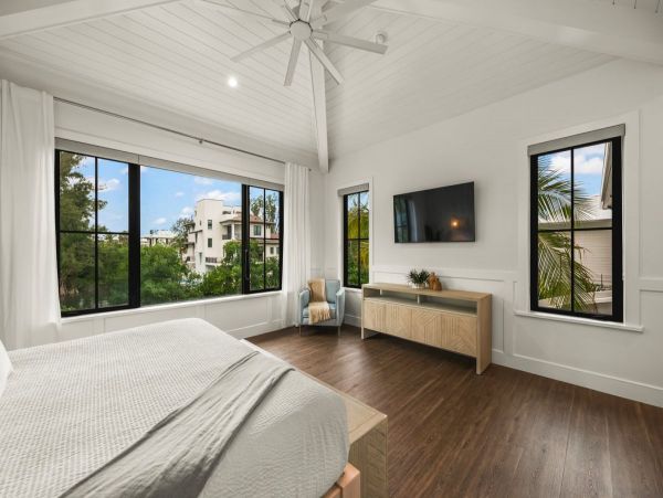 Lake View Six Bedroom Vacation Home in Siesta Key