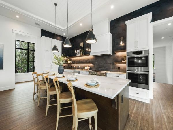 Lake View Six Bedroom Vacation Home in Siesta Key