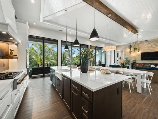 Lake View Six Bedroom Vacation Home in Siesta Key