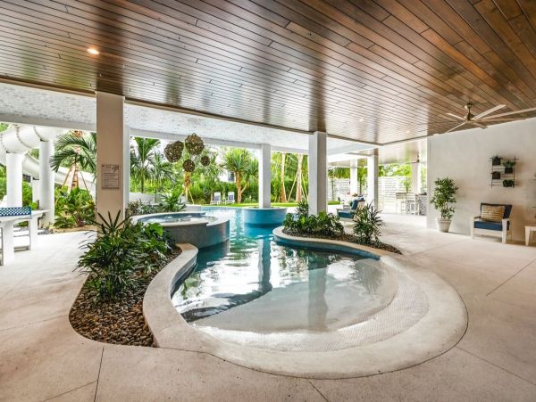 Lake View Six Bedroom Vacation Home in Siesta Key