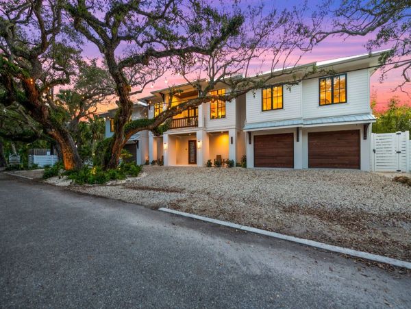 Lake View Six Bedroom Vacation Home in Siesta Key