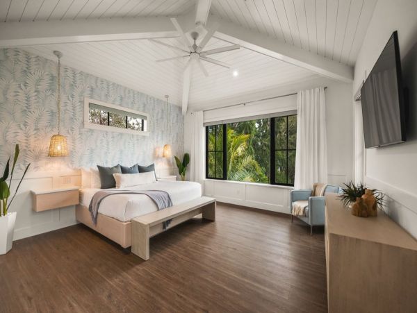 Lake View Six Bedroom Vacation Home in Siesta Key