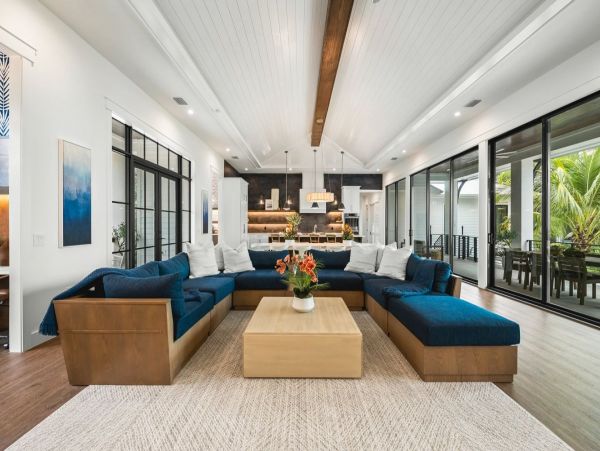 Lake View Six Bedroom Vacation Home in Siesta Key