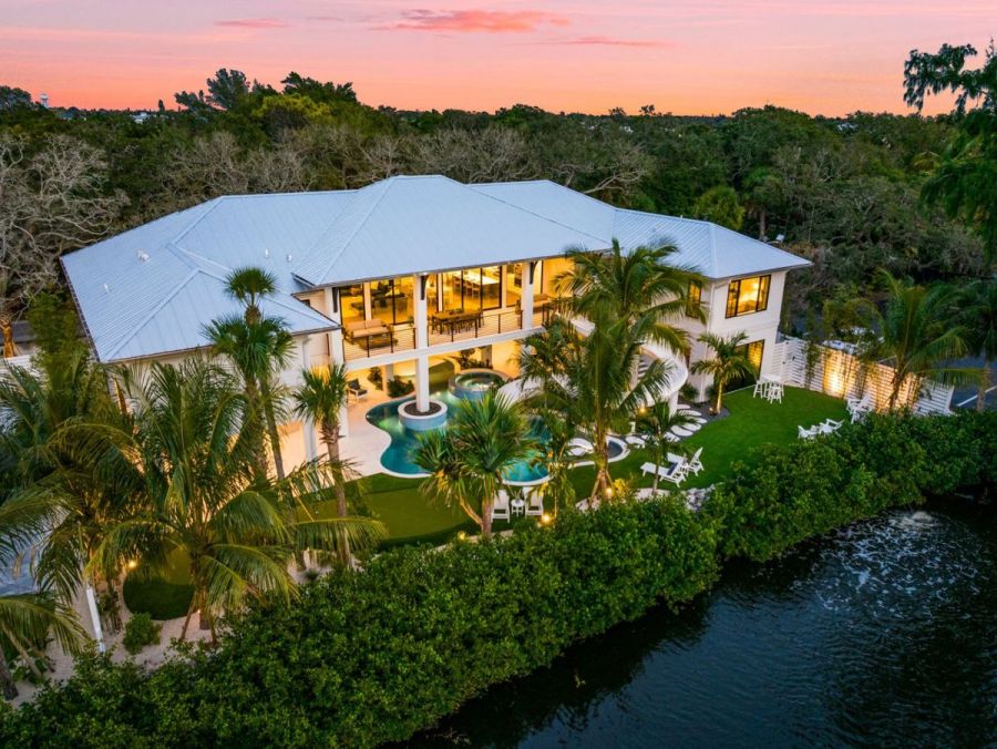 Lake View Six Bedroom Vacation Home in Siesta Key