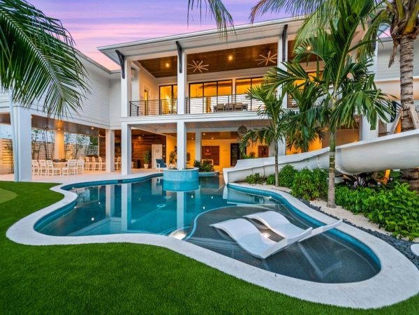 Lake View Six Bedroom Vacation Home in Siesta Key