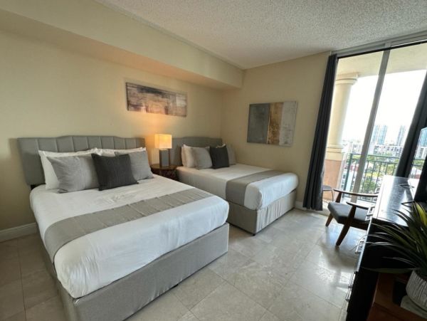 Two Bedroom Charming Cond 5-min to the Beach in Sunny Isles