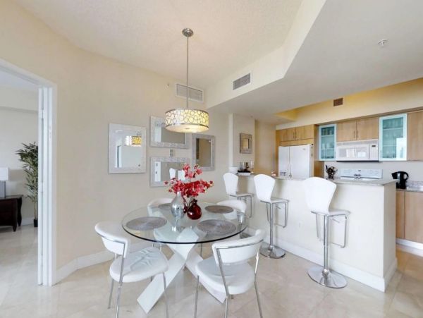 Two Bedroom Charming Cond 5-min to the Beach in Sunny Isles