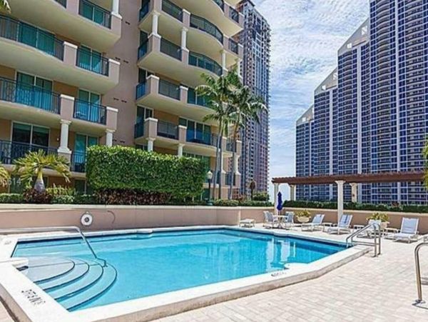 Two Bedroom Charming Cond 5-min to the Beach in Sunny Isles