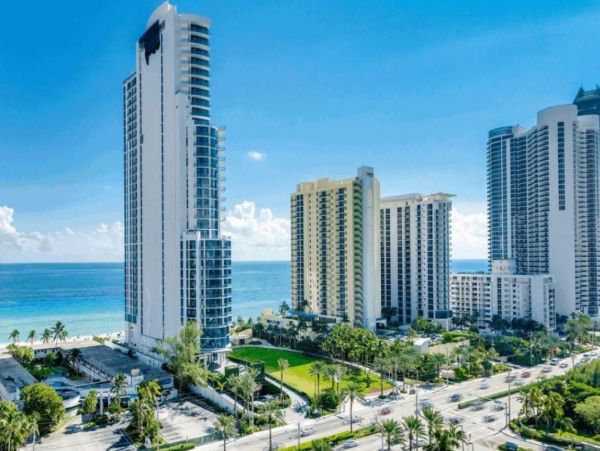 Two Bedroom Charming Cond 5-min to the Beach in Sunny Isles
