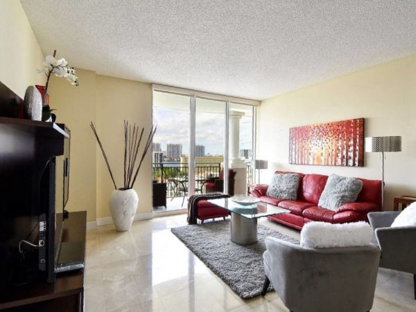 Two Bedroom Charming Cond 5-min to the Beach in Sunny Isles