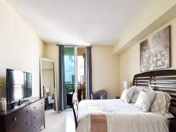 Two Bedroom Charming Cond 5-min to the Beach in Sunny Isles