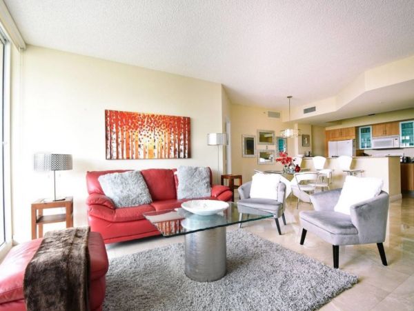 Two Bedroom Charming Cond 5-min to the Beach in Sunny Isles