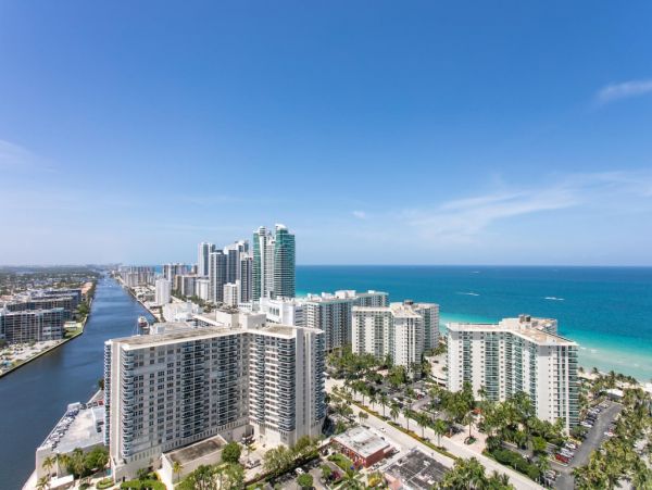 Hollywood Beach Oceanfront Condo - 3 Bedroom Luxury Suite with Resort Amenities