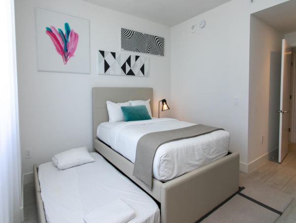 Hollywood Beach Oceanfront Condo - 3 Bedroom Luxury Suite with Resort Amenities