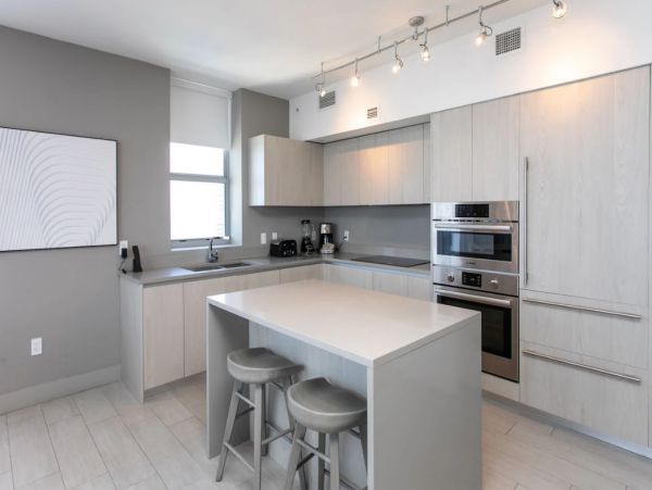 Hollywood Beach Oceanfront Condo - 3 Bedroom Luxury Suite with Resort Amenities