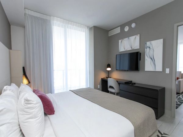 Hollywood Beach Oceanfront Condo - 3 Bedroom Luxury Suite with Resort Amenities