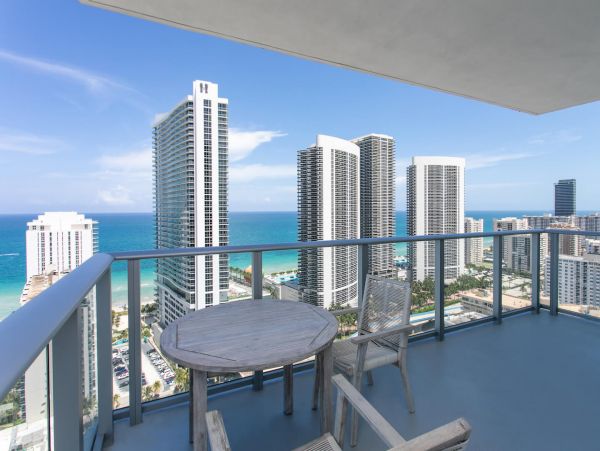 Hollywood Beach Oceanfront Condo - 3 Bedroom Luxury Suite with Resort Amenities