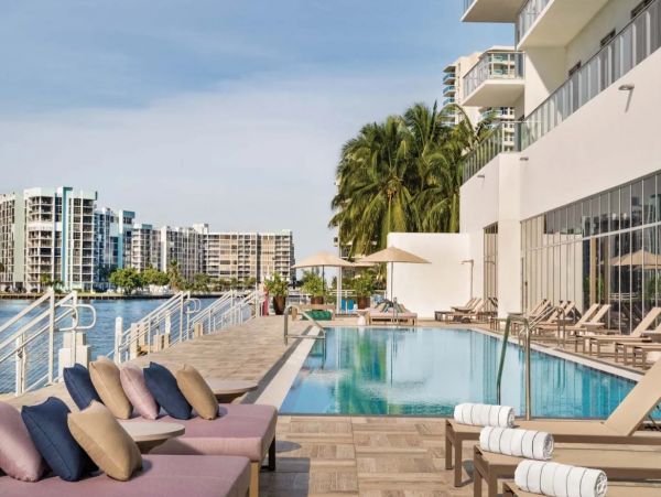Hollywood Beach Oceanfront Condo - 3 Bedroom Luxury Suite with Resort Amenities