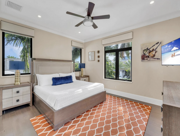 Stunning 7-Bedroom Villa Heated Pool, Canal & More in Fort Lauderdale