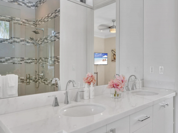 Stunning 7-Bedroom Villa Heated Pool, Canal & More in Fort Lauderdale