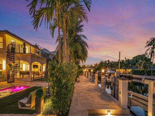 Luxurious Mediterranean Coastal Villa in Seven Isles - Perfect for Large Groups
