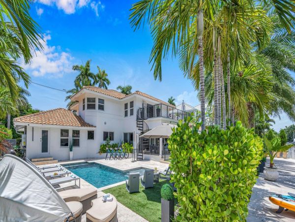 Luxurious Mediterranean Coastal Villa in Seven Isles - Perfect for Large Groups