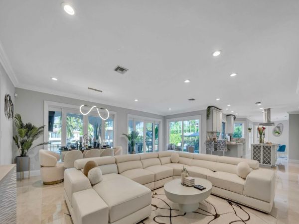 Luxurious Mediterranean Coastal Villa in Seven Isles - Perfect for Large Groups
