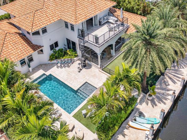 Luxurious Mediterranean Coastal Villa in Seven Isles - Perfect for Large Groups