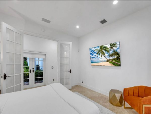 Grand Mediterranean Coastal Villa Eight Bedrooms - Luxury Waterfront Retreat