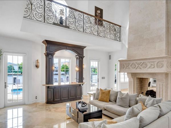 Grand Mediterranean Coastal Villa Eight Bedrooms - Luxury Waterfront Retreat