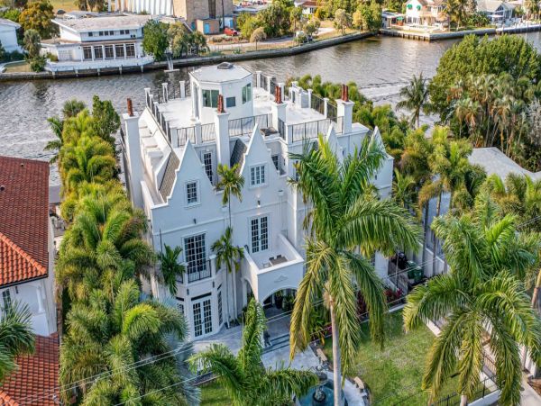 Luxury Waterfront Villa Rental - Modern Castle Vacation Home