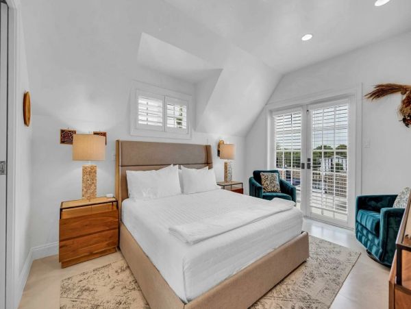 Luxury Waterfront Villa Rental - Modern Castle Vacation Home