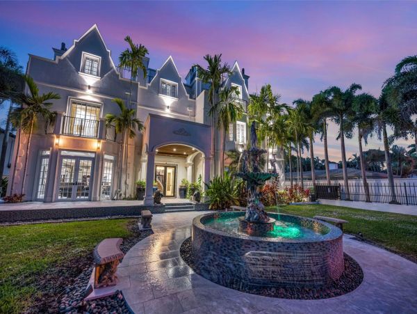 Luxury Waterfront Villa Rental - Modern Castle Vacation Home