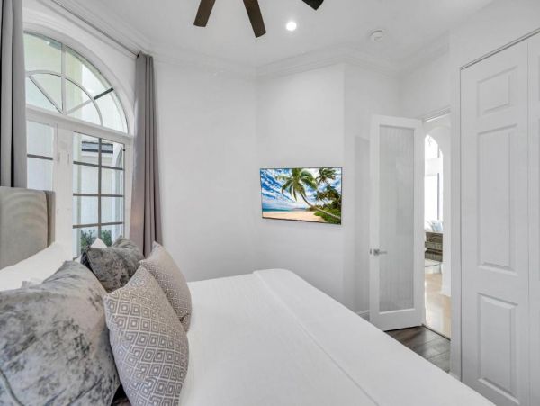 Waterfront Views Luxury Vacation Pool Villa in Fort Lauderdale