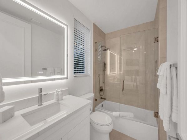 Waterfront Views Luxury Vacation Pool Villa in Fort Lauderdale