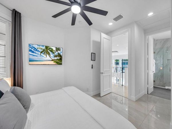 Waterfront Views Luxury Vacation Pool Villa in Fort Lauderdale