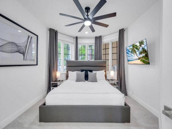 Waterfront Views Luxury Vacation Pool Villa in Fort Lauderdale