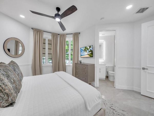 Waterfront Views Luxury Vacation Pool Villa in Fort Lauderdale