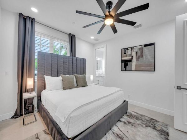 Waterfront Views Luxury Vacation Pool Villa in Fort Lauderdale
