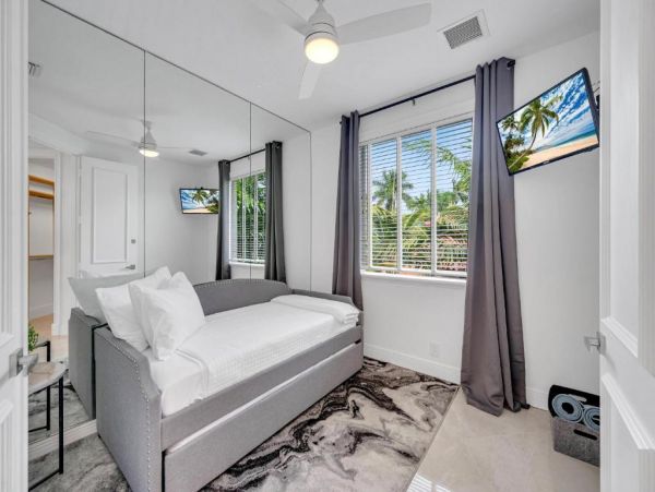Waterfront Views Luxury Vacation Pool Villa in Fort Lauderdale