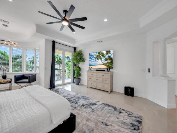 Waterfront Views Luxury Vacation Pool Villa in Fort Lauderdale