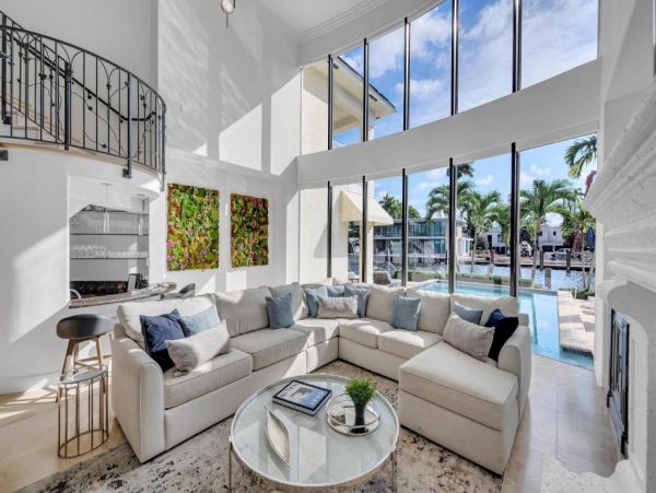 Waterfront Views Luxury Vacation Pool Villa in Fort Lauderdale