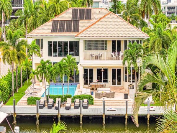 Waterfront Views Luxury Vacation Pool Villa in Fort Lauderdale