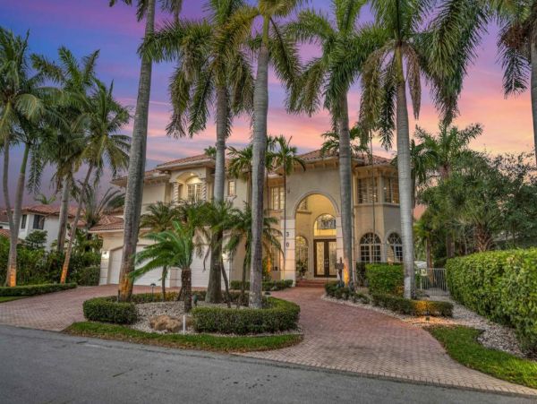 Waterfront Views Luxury Vacation Pool Villa in Fort Lauderdale
