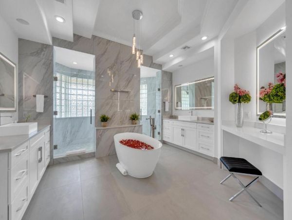 Waterfront Views Luxury Vacation Pool Villa in Fort Lauderdale
