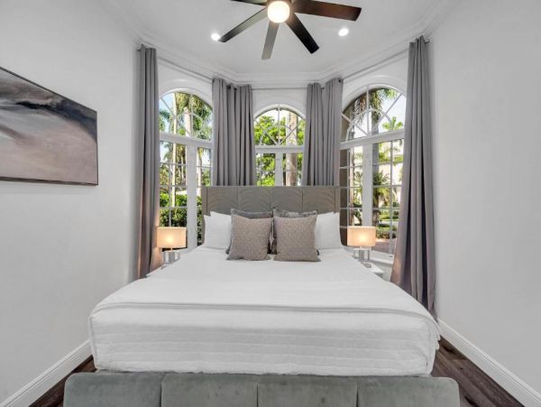 Waterfront Views Luxury Vacation Pool Villa in Fort Lauderdale