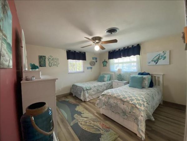 Charming Waterfront Vacation Home in Englewood